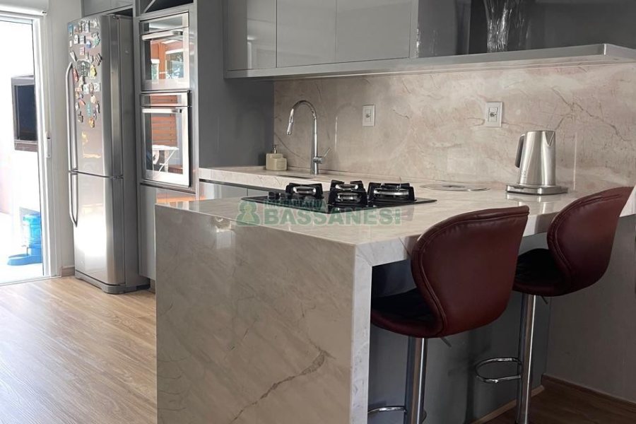 Sobrado com 139m², 3 dormitórios, 2 vagas, no bairro São Victor COHAB em Caxias do Sul para Comprar