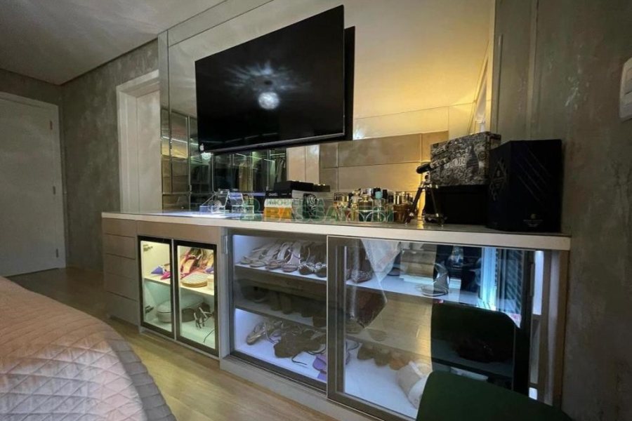 Sobrado com 139m², 3 dormitórios, 2 vagas, no bairro São Victor COHAB em Caxias do Sul para Comprar