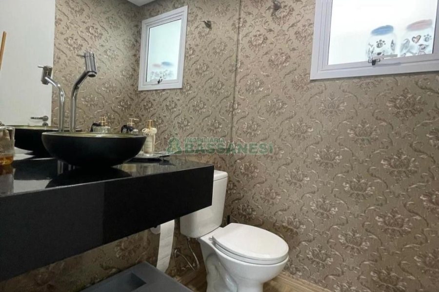 Sobrado com 139m², 3 dormitórios, 2 vagas, no bairro São Victor COHAB em Caxias do Sul para Comprar