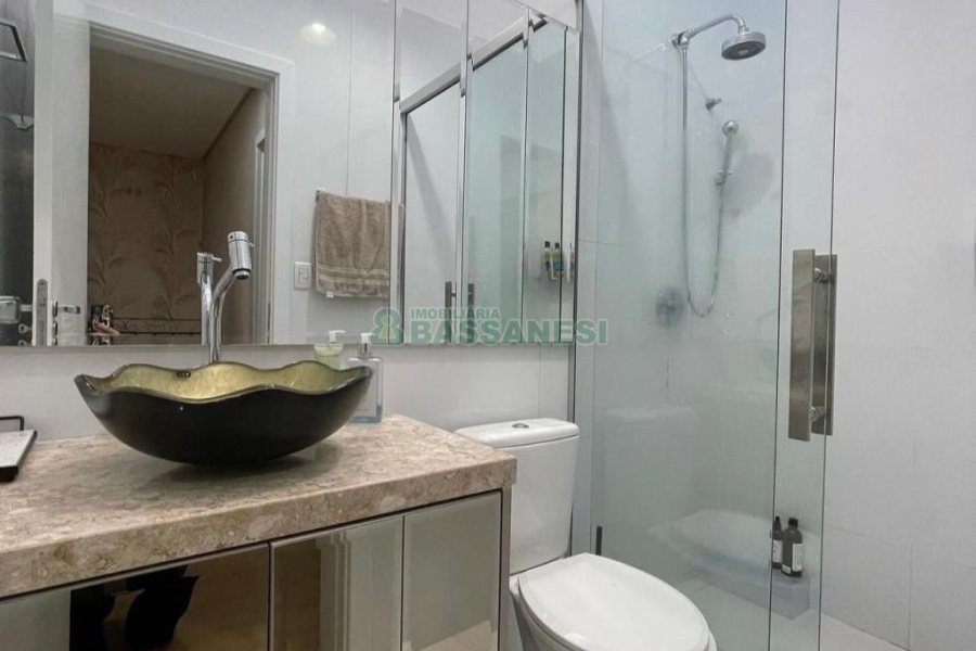 Sobrado com 139m², 3 dormitórios, 2 vagas, no bairro São Victor COHAB em Caxias do Sul para Comprar