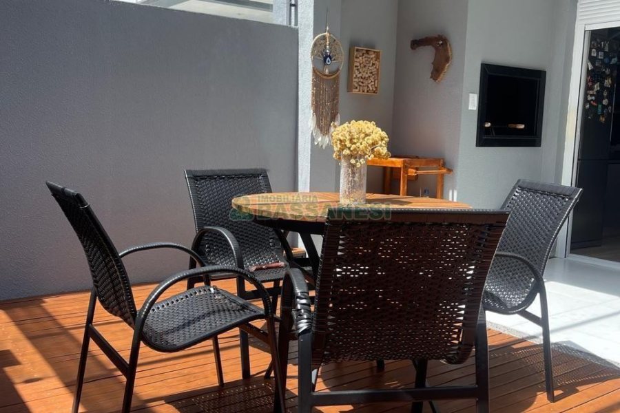 Sobrado com 139m², 3 dormitórios, 2 vagas, no bairro São Victor COHAB em Caxias do Sul para Comprar