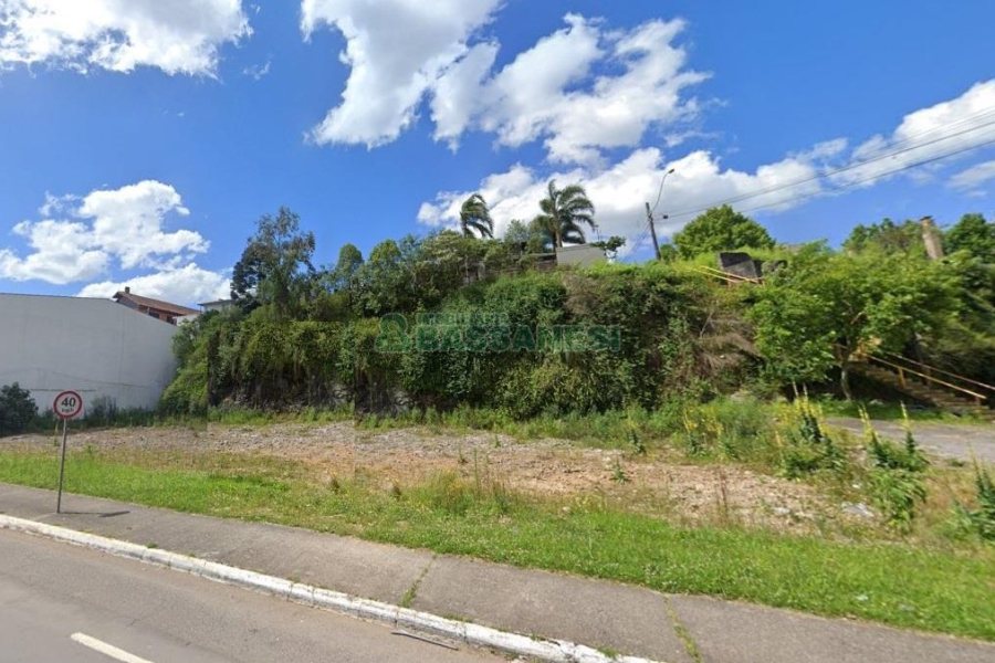 Terreno com 1261m², no bairro Cinqüentenário em Caxias do Sul para Comprar