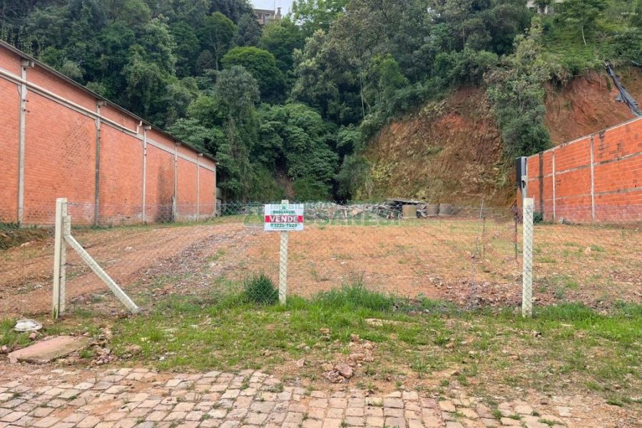 Terreno com 942m², no bairro Nossa Senhora de Fátima em Caxias do Sul para Comprar