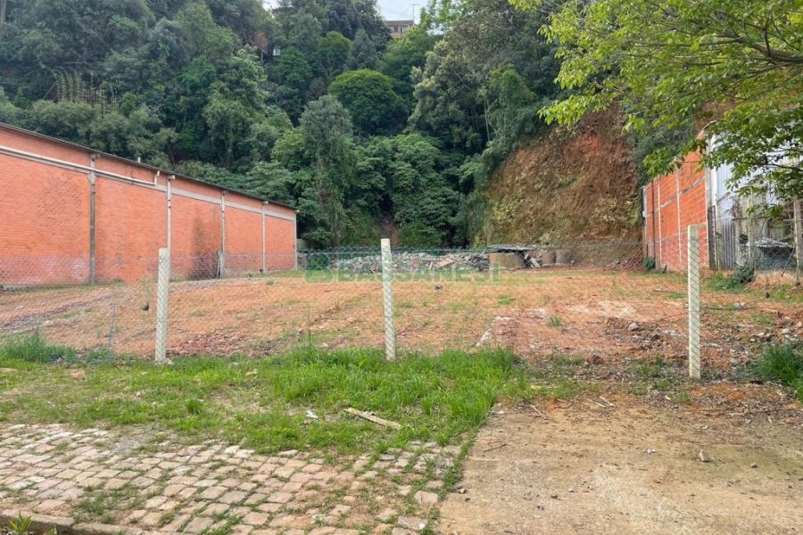 Terreno com 942m², no bairro Nossa Senhora de Fátima em Caxias do Sul para Comprar