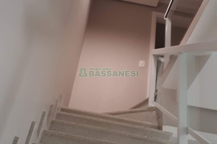 Sobrado com 75m², 2 dormitórios, 2 vagas, no bairro Vinhedos em Caxias do Sul para Comprar