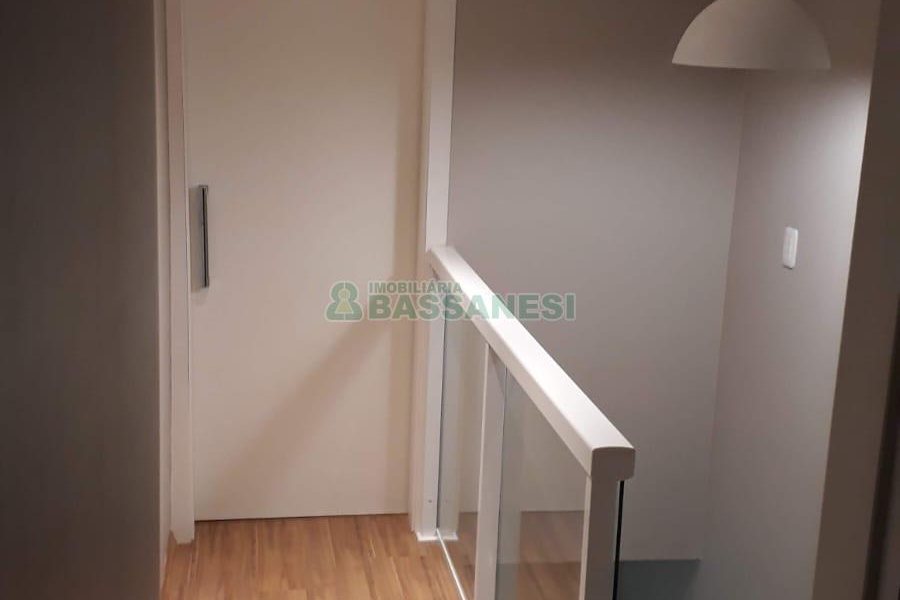 Sobrado com 75m², 2 dormitórios, 2 vagas, no bairro Vinhedos em Caxias do Sul para Comprar