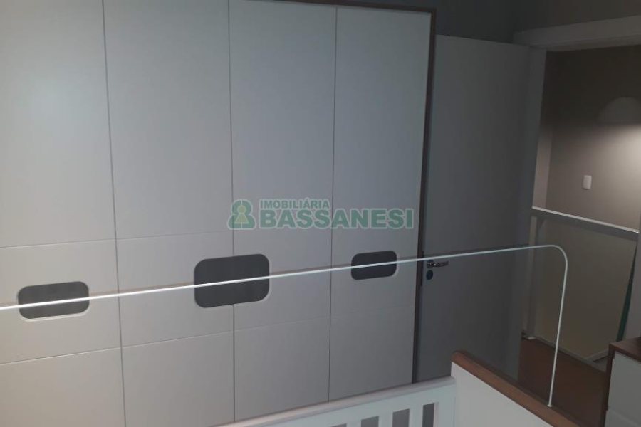 Sobrado com 75m², 2 dormitórios, 2 vagas, no bairro Vinhedos em Caxias do Sul para Comprar