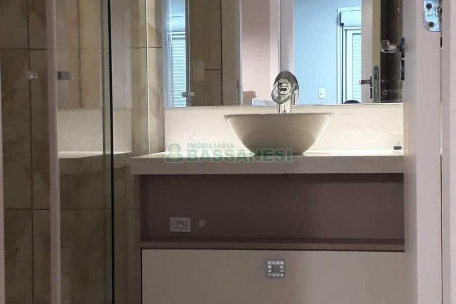 Sobrado com 75m², 2 dormitórios, 2 vagas, no bairro Vinhedos em Caxias do Sul para Comprar