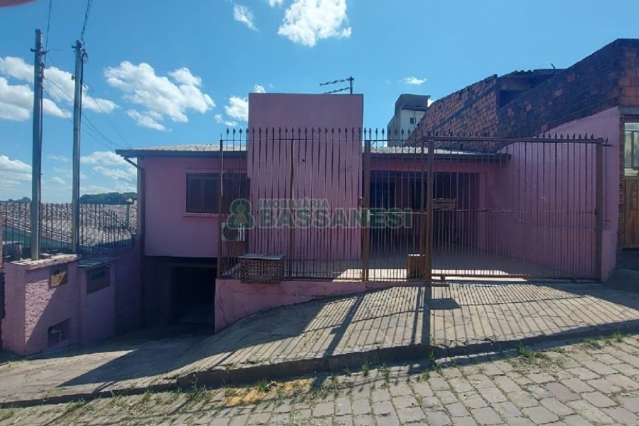 Casa com 90m², 2 dormitórios, 2 vagas, no bairro Esplanada em Caxias do Sul para Alugar