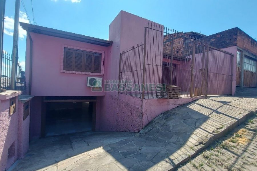 Casa com 90m², 2 dormitórios, 2 vagas, no bairro Esplanada em Caxias do Sul para Alugar