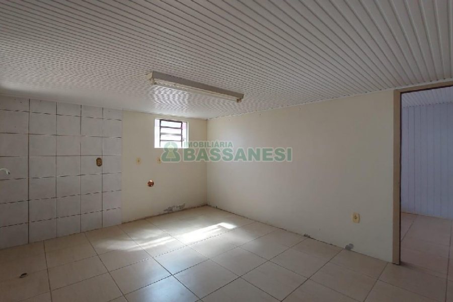 Casa com 90m², 2 dormitórios, 2 vagas, no bairro Esplanada em Caxias do Sul para Alugar
