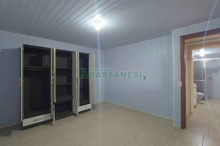 Casa com 90m², 2 dormitórios, 2 vagas, no bairro Esplanada em Caxias do Sul para Alugar