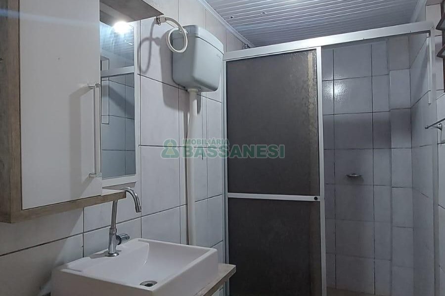 Casa com 90m², 2 dormitórios, 2 vagas, no bairro Esplanada em Caxias do Sul para Alugar