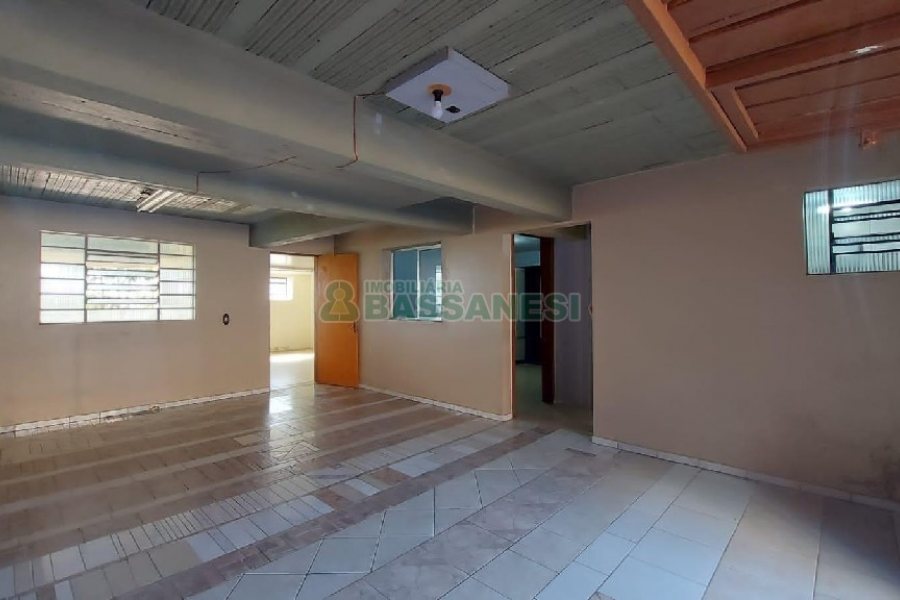 Casa com 90m², 2 dormitórios, 2 vagas, no bairro Esplanada em Caxias do Sul para Alugar