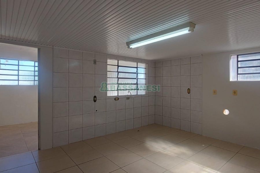 Casa com 90m², 2 dormitórios, 2 vagas, no bairro Esplanada em Caxias do Sul para Alugar