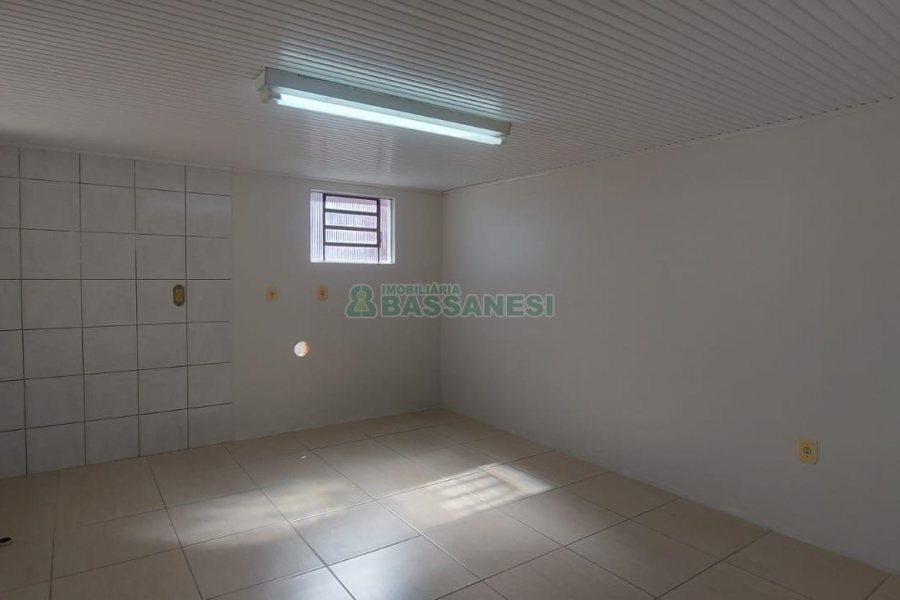 Casa com 90m², 2 dormitórios, 2 vagas, no bairro Esplanada em Caxias do Sul para Alugar