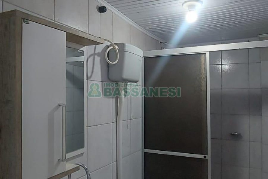 Casa com 90m², 2 dormitórios, 2 vagas, no bairro Esplanada em Caxias do Sul para Alugar