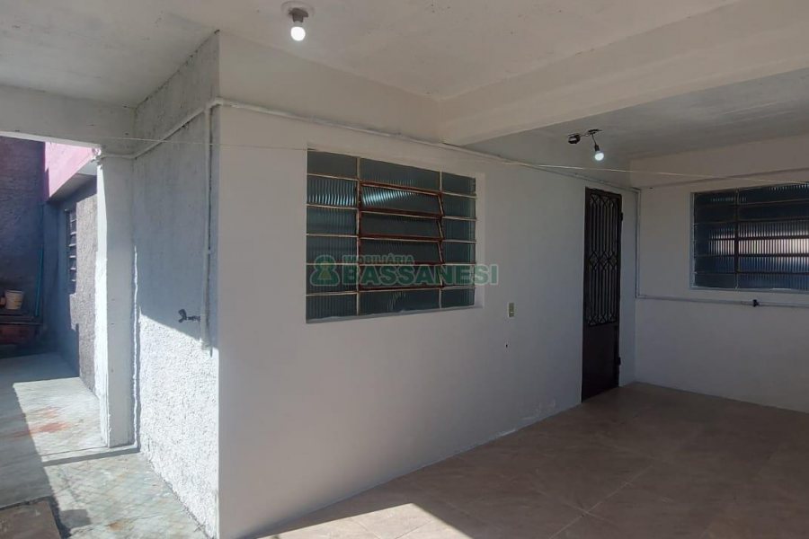 Casa com 90m², 2 dormitórios, 2 vagas, no bairro Esplanada em Caxias do Sul para Alugar