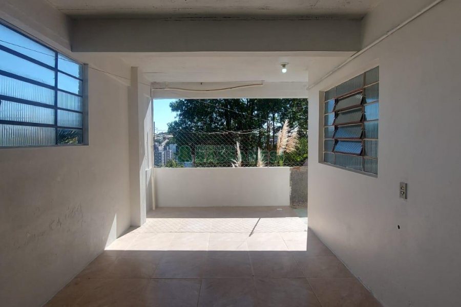 Casa com 90m², 2 dormitórios, 2 vagas, no bairro Esplanada em Caxias do Sul para Alugar