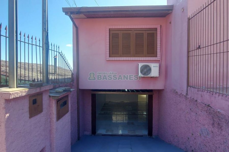 Casa com 90m², 2 dormitórios, 2 vagas, no bairro Esplanada em Caxias do Sul para Alugar