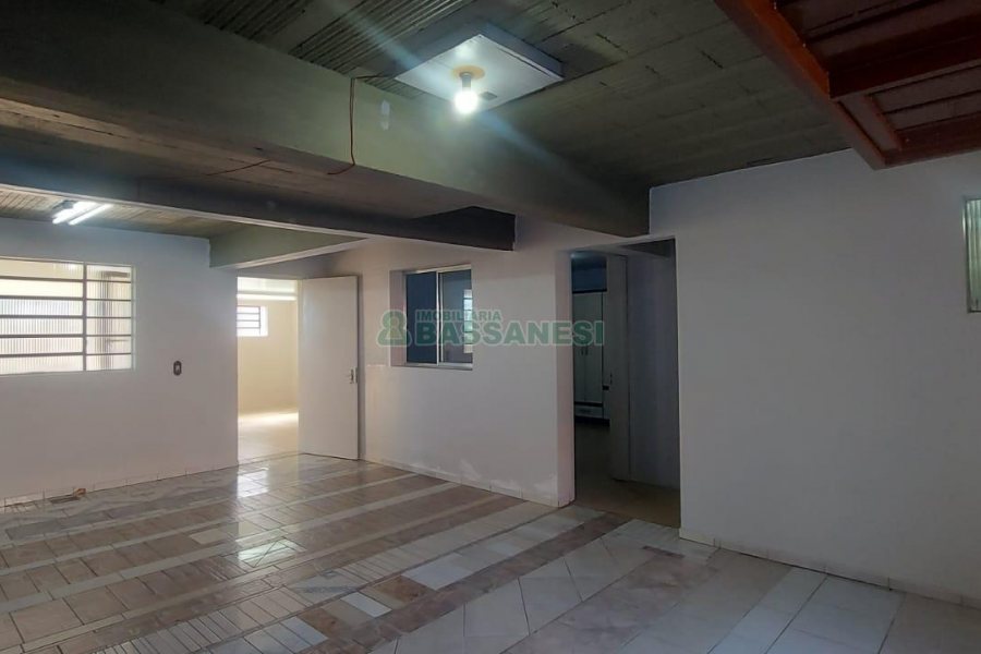 Casa com 90m², 2 dormitórios, 2 vagas, no bairro Esplanada em Caxias do Sul para Alugar