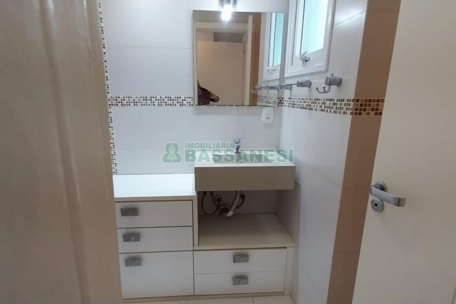 Apartamento com 100m², 2 dormitórios, 2 vagas, no bairro Panazzolo em Caxias do Sul para Alugar