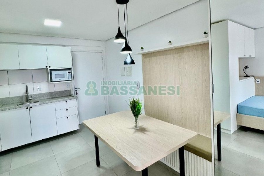 Apto Mobiliado com 42m², 1 dormitório, 1 vaga, no bairro Lourdes em Caxias do Sul para Alugar