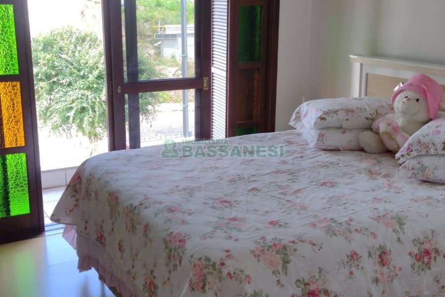 Casa com 182m², 3 dormitórios, 1 vaga, no bairro Colina Sorriso em Caxias do Sul para Comprar