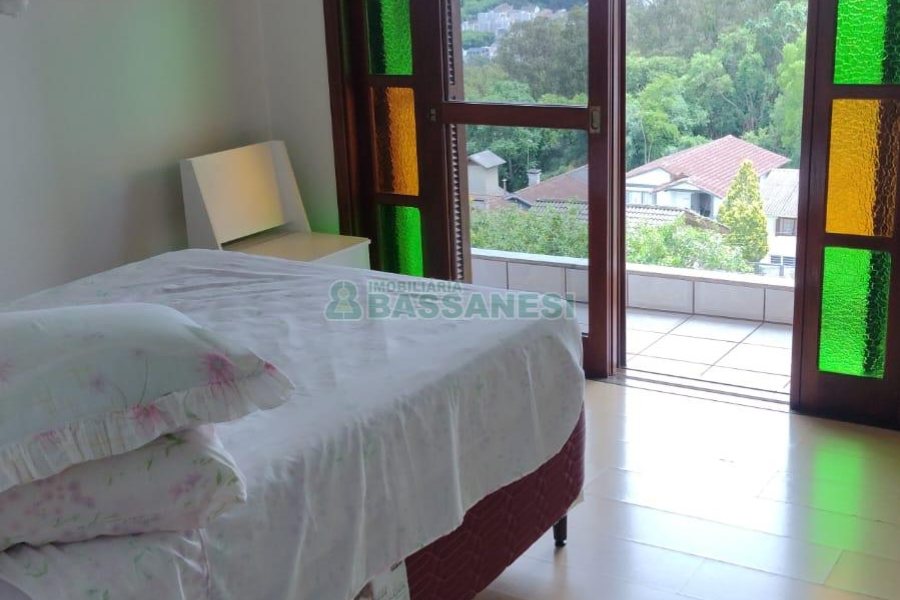 Casa com 182m², 3 dormitórios, 1 vaga, no bairro Colina Sorriso em Caxias do Sul para Comprar