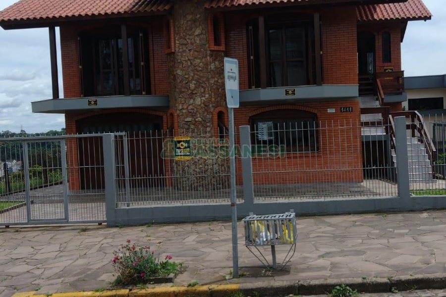 Casa com 182m², 3 dormitórios, 1 vaga, no bairro Colina Sorriso em Caxias do Sul para Comprar