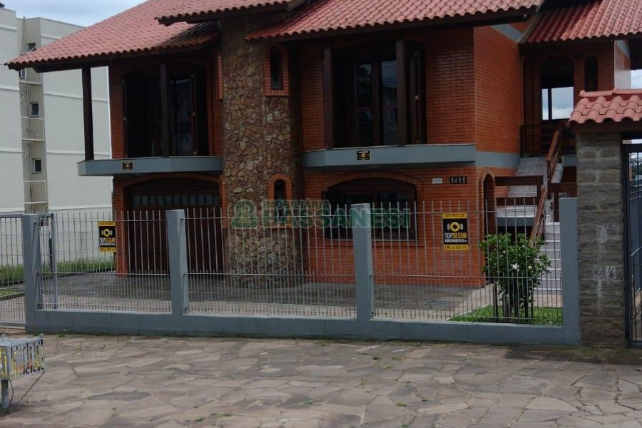 Casa com 182m², 3 dormitórios, 1 vaga, no bairro Colina Sorriso em Caxias do Sul para Comprar