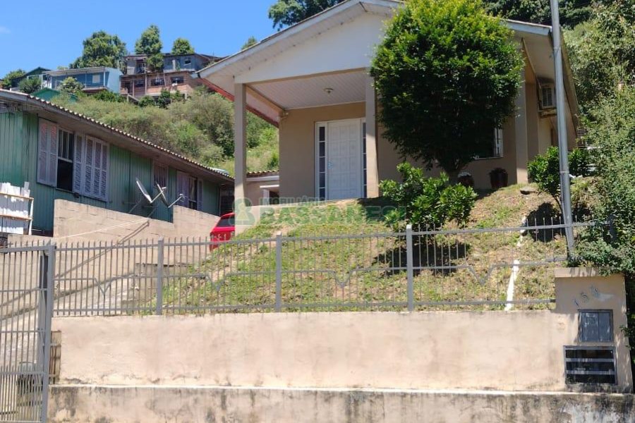 Casa com 70m², 2 dormitórios, 1 vaga, no bairro Cidade Nova em Caxias do Sul para Comprar