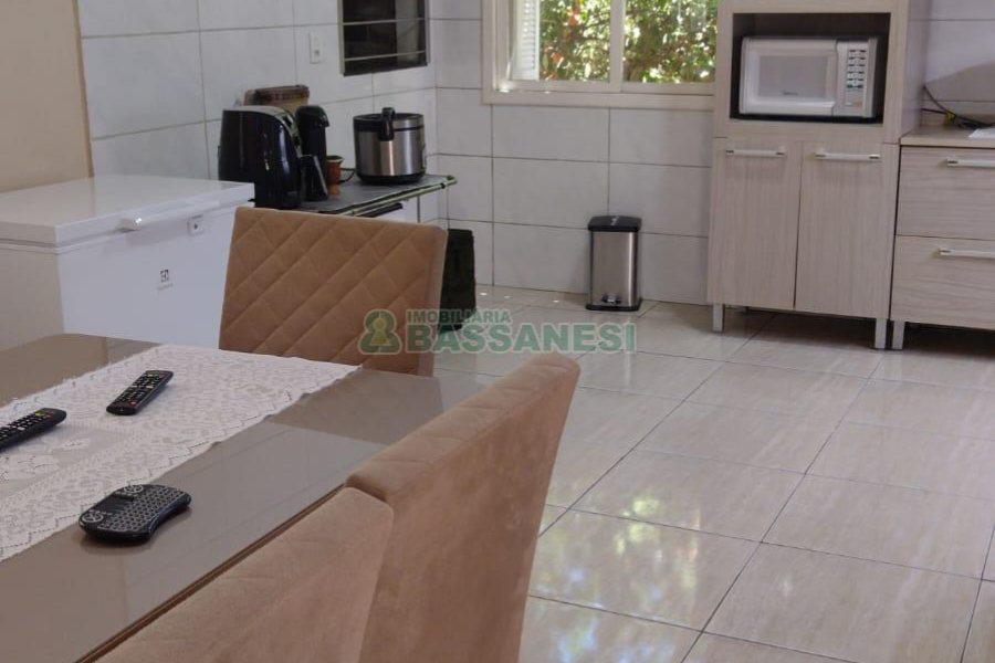 Casa com 70m², 2 dormitórios, 1 vaga, no bairro Cidade Nova em Caxias do Sul para Comprar