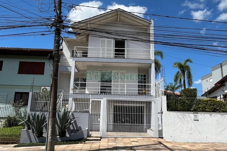 Casa com 290m², 2 dormitórios, 1 vaga, no bairro Cidade Nova em Caxias do Sul para Comprar