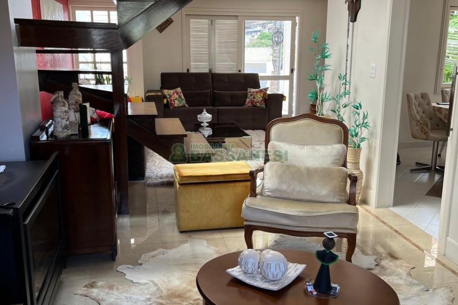 Casa com 290m², 2 dormitórios, 1 vaga, no bairro Cidade Nova em Caxias do Sul para Comprar