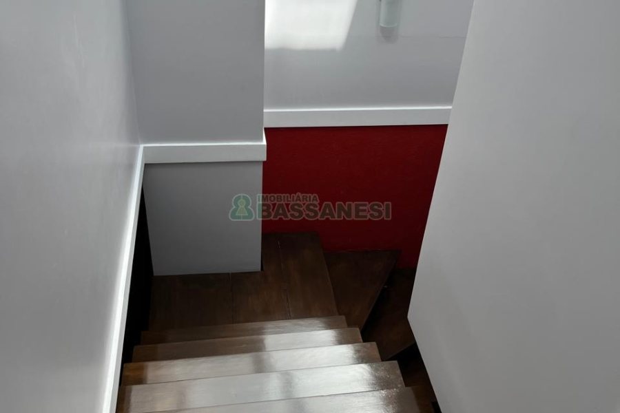 Casa com 290m², 2 dormitórios, 1 vaga, no bairro Cidade Nova em Caxias do Sul para Comprar