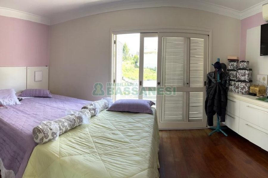 Casa com 290m², 2 dormitórios, 1 vaga, no bairro Cidade Nova em Caxias do Sul para Comprar