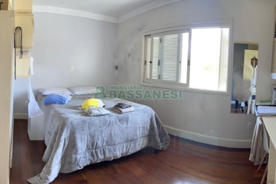 Casa com 290m², 2 dormitórios, 1 vaga, no bairro Cidade Nova em Caxias do Sul para Comprar