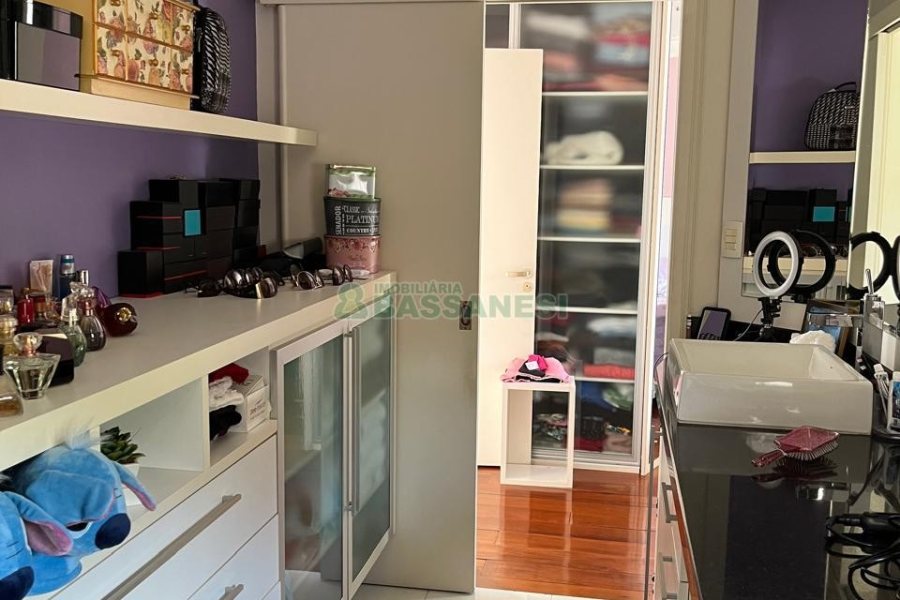 Casa com 290m², 2 dormitórios, 1 vaga, no bairro Cidade Nova em Caxias do Sul para Comprar