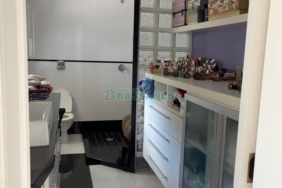 Casa com 290m², 2 dormitórios, 1 vaga, no bairro Cidade Nova em Caxias do Sul para Comprar