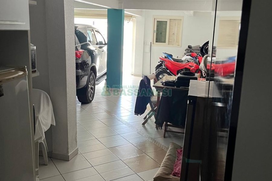 Casa com 290m², 2 dormitórios, 1 vaga, no bairro Cidade Nova em Caxias do Sul para Comprar