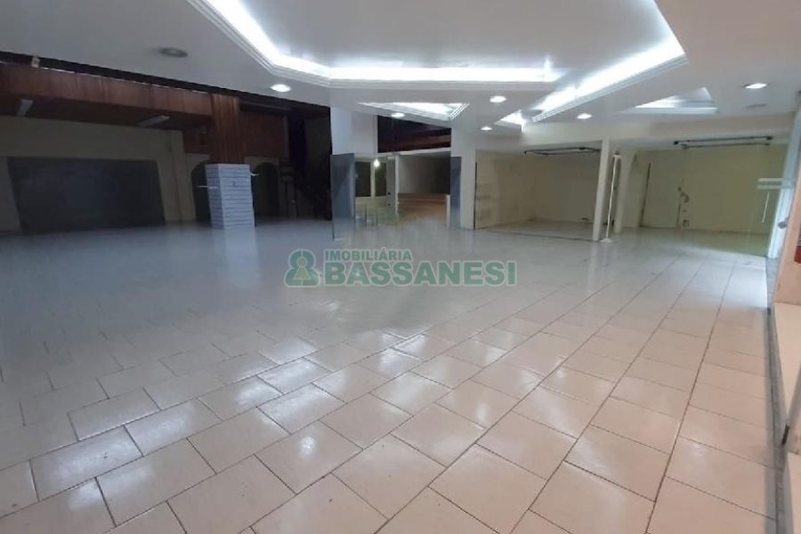 Loja com 610m², no bairro São Pelegrino em Caxias do Sul para Alugar