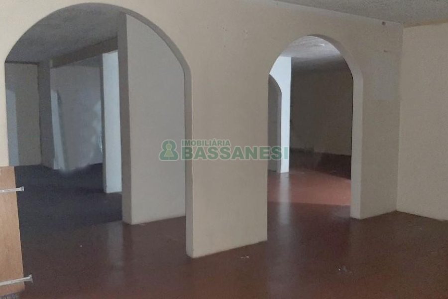 Loja com 610m², no bairro São Pelegrino em Caxias do Sul para Alugar