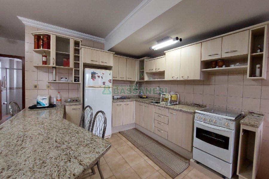 Apto Mobiliado com 70m², 2 dormitórios, 1 vaga, no bairro Centro em Caxias do Sul para Alugar