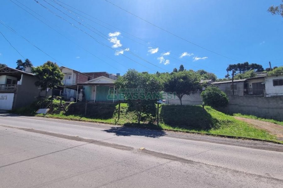 Terreno com 611m², no bairro Charqueadas em Caxias do Sul para Comprar