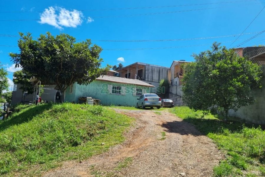 Terreno com 611m², no bairro Charqueadas em Caxias do Sul para Comprar