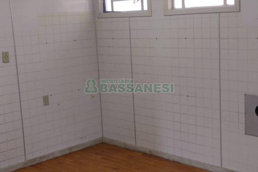 Casa com 106m², 4 dormitórios, 1 vaga, no bairro Marechal Floriano em Caxias do Sul para Comprar
