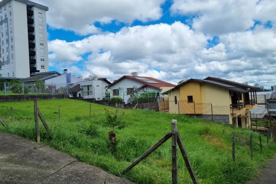 Terreno com 338m², no bairro Panazzolo em Caxias do Sul para Comprar