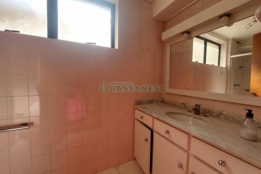 Apartamento com 115m², 3 dormitórios, 1 vaga, no bairro Lourdes em Caxias do Sul para Alugar