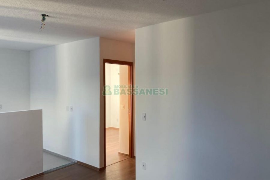 Apartamento com 47m², 2 dormitórios, 1 vaga, no bairro Desvio Rizzo em Caxias do Sul para Alugar